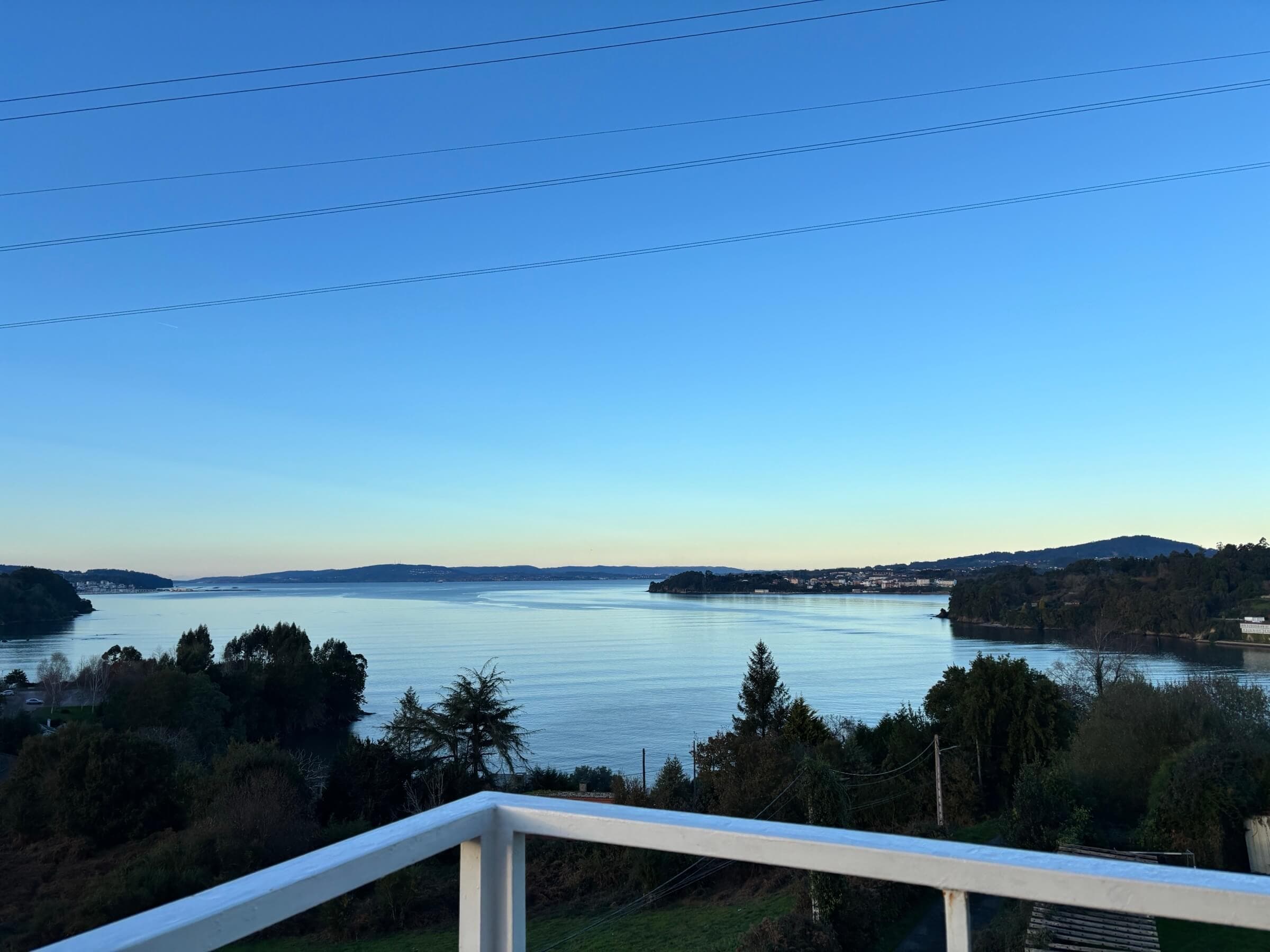 A Cabana — Vista del comedor con la Ría de Betanzos al fondo